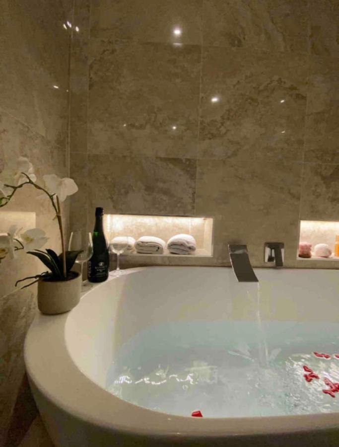 Luxury 1 Al Duomo Di Parma Apartment Exterior photo