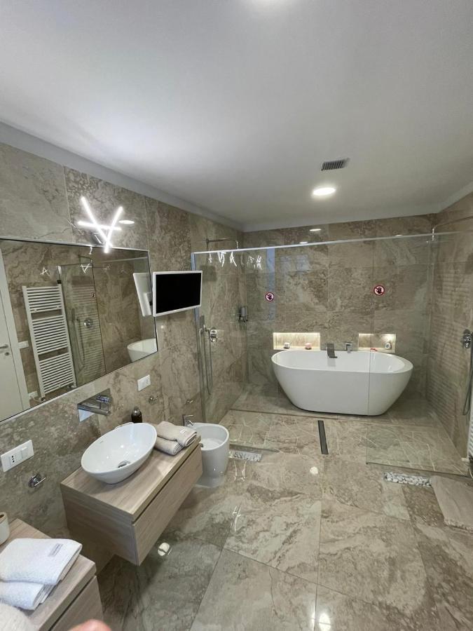 Luxury 1 Al Duomo Di Parma Apartment Exterior photo